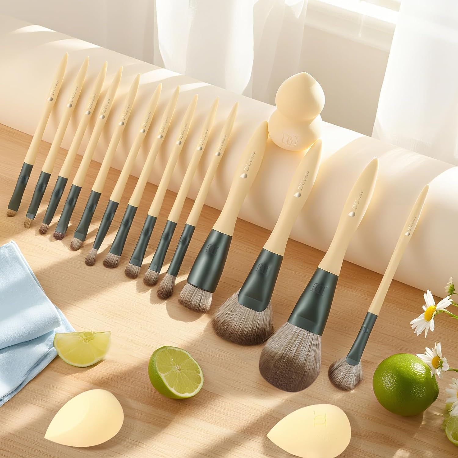 Makeup Gift Set 18Pcs,With 14Pcs Makeup Brush Set 3Pcs Makeup Sponges 1PC Cosmetic Bag for Foundation Blending Powder Blush Concealers Eye Shadows